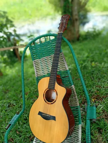 Violão elétrico semi novo com capa e o cabo elétrico
