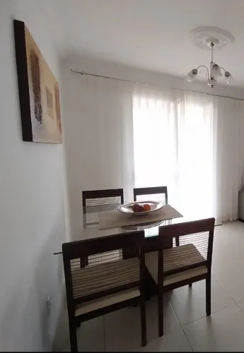 Mesa de jantar com 4 cadeiras