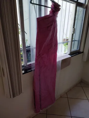 Lindo vestido de festa. Cor rosa, longo, com uma alsa, drapeado até a cintura e a alsa ta.