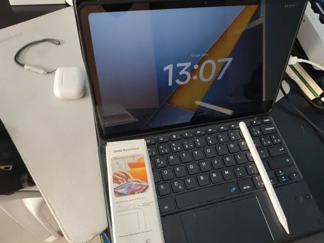 POCO PAD M1 acompanhado de case, teclado e caneta Stylus