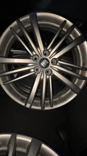 Rodas originais nova em detalhe