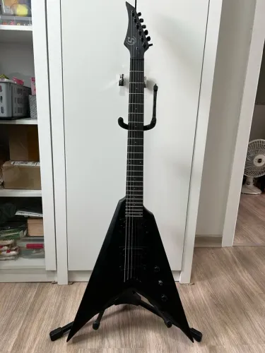 Guitarra S by solar flying V carbon black
