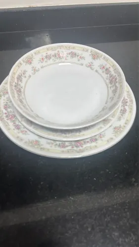 Conjunto de Pratos em Porcelana - Elegante e Delicado