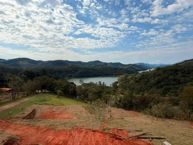 Lote ao lado da Estrada! Pronto para Construir! Platô no Lote!