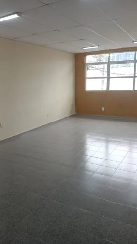Sala comercial 36 m2 no Centro de São Vicente em frente ao Camelódromo - Pça. do Correio  
