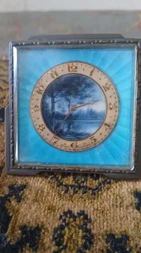 Relógio em pintura de marfim