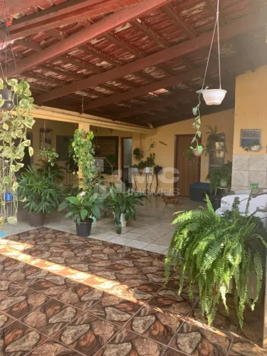 Casa na Vila Santa Helena com Galpão, Próximo a Bernardo Sayão