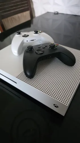 Xbox One S 512gb com dois controles