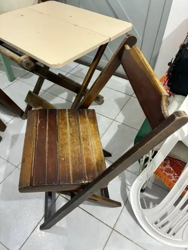 Mesa e cadeiras