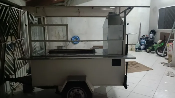 Carrinho de churrasquinho e lanche