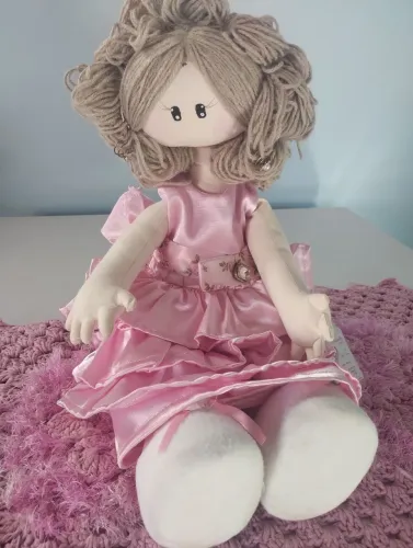 Boneca de pano exclusiva do Maluketta Ateliê. Mede 50 cm.