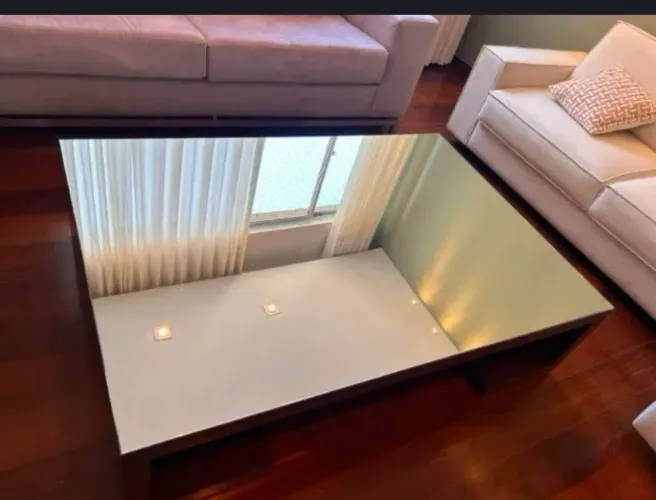 Mesa MADEIRA de Centro Premium com Tampo Espelhado e Nichos (1,45m x 1,00m) - Impecável
