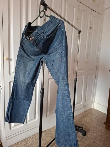 Vendo calça jeans feminina Damiller número 42 em perfeito estado. Usada poucas vezes