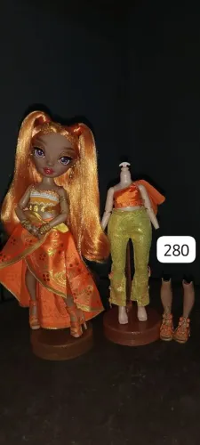 Bonecas rainbow high Meena
