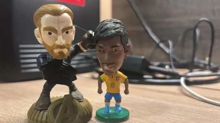 2 Miniaturas Colecionáveis - Thor Vingadores (Lacta) + Mini Craque Neymar Jr Kodoto