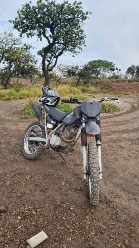 Xr200 moto boa e leve para quem quer iniciar na trilha 
