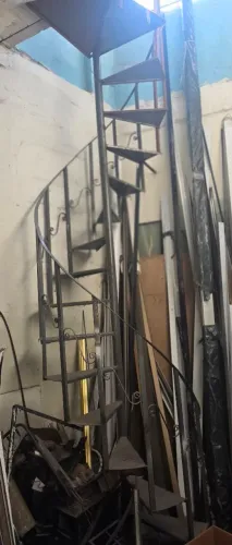 Vendo Escada Caracol de Ferro  altura aproximado de 3.90m
