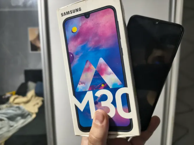 Celular m30 com capinha película e caixa