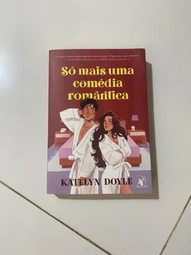 Livro Só mais uma comédia romântica em ótimo estado de conservação sem marcações
