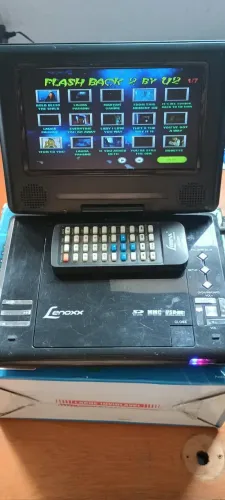 DVD Portátil com Tela de 7'' funcionando com controle remoto reproduz dvd entrada usb