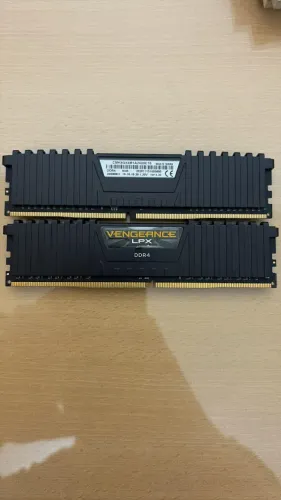 Memórias RAM Corsair 2x 8GB DDR4 2400MHz - 2 Unidades