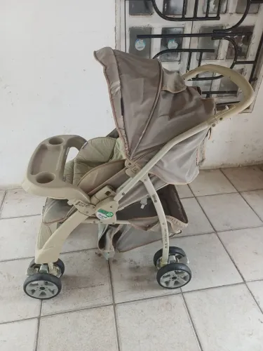Um carrinho de bebê 