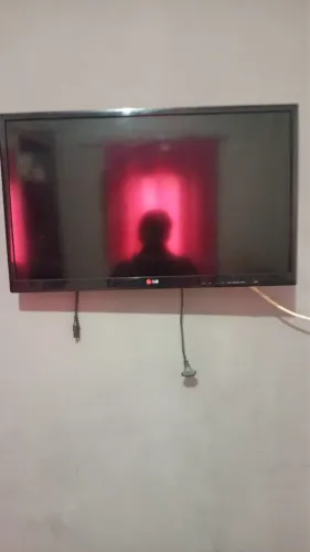 TV LG LCD usada sem controle
