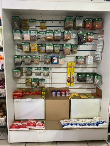 Vendo expositor de MDF canelado TAM: 2m altura, 1,5m largura 50cm profundidade.