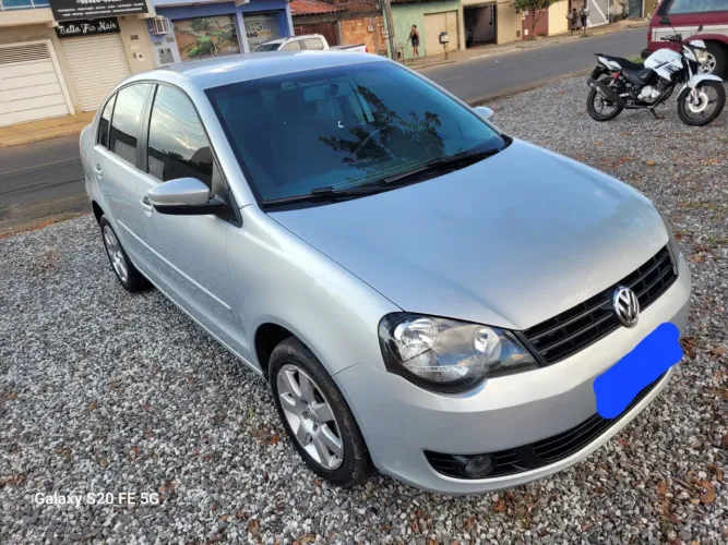 Volkswagen Polo Sedan 1.6 MI Total Flex 8V 4P 2013
