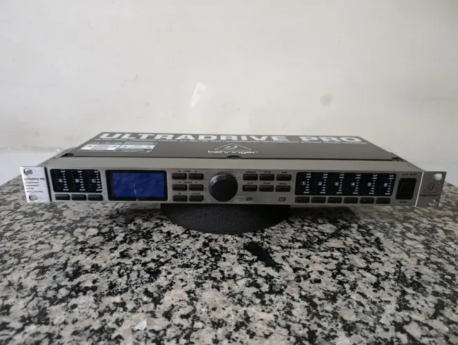 Processador digital Behringer dcx2496