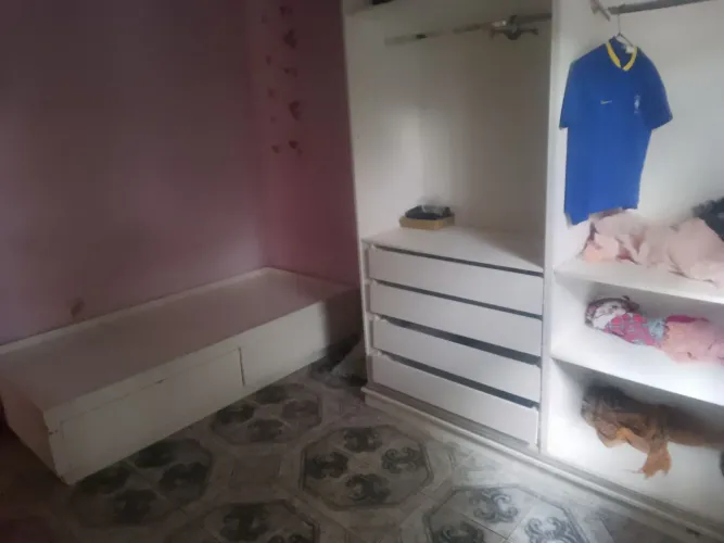 Vendo uma cama .. em MDF ótimo estado. É um guarda roupas  para quarto de de solteiro..