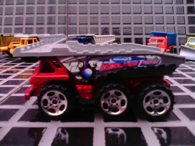 MINIATURA CAÇAMBA FORA DE ESTRADA - DUMP TRUCK 2001 - FAB. MATCHBOX - ESCALA 1/64.