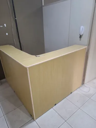 Balcão de recepção em L 1,69 x 1,53 para escritório