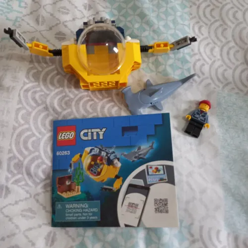 Lego mini submarino, cx tesouro e boneco