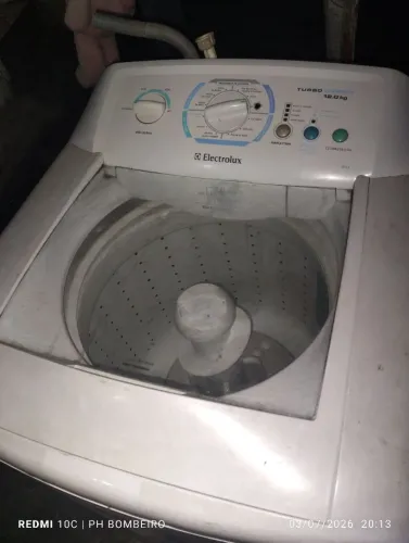 Máquina Eletrolux 12 kg( funciona tudo,mas vaza água embaixo)