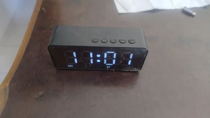 Radio relógio recarregável