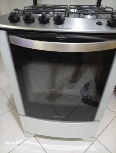 Fogão Eletrolux Branco 4 bocas  c/ vidro duplo removível em excelente estado foi regulado.