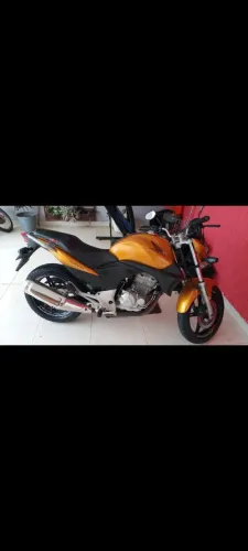 Vendo CB 300 2011 Super Conservada toda revisada com documentação toda em dia.
