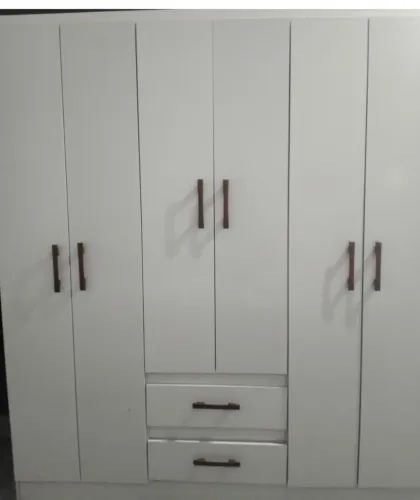 Vendese um guarda roupa nova de 6 portas