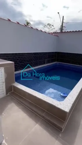 ótima casa com 2 quartos sendo 1 suíte, sala, piscina, churrasqueira e pia, 2 vagas de gar