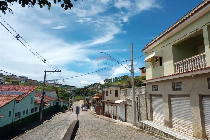 Venda Sobrado/Apartamento 353,26m2, com 3 quartos/suíte, garagem e 2 Aptos de 80,90m2 e 89