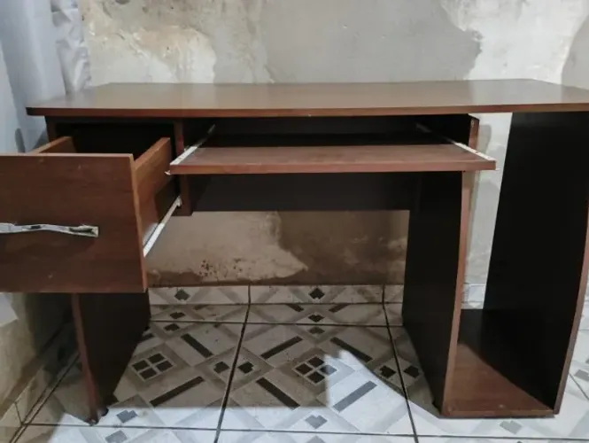 Mesa de computador com cadeira