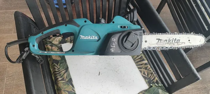 Motoserra elétrica Makita