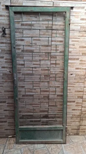 Vendo porta de ferro Bom antigo medida 80×2,10