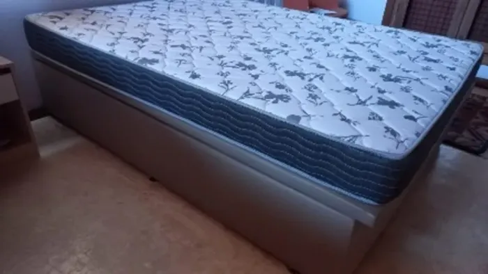Cama casal com baú