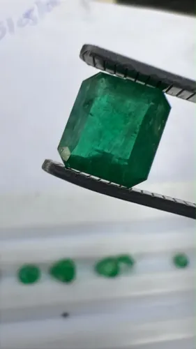 Disponível linda Esmeralda de alta qualidade! 2.5 ct.