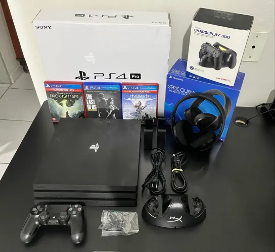 PS4 Pro 1TB + Headset Sony Gold Wireless + ChargePlay Duo + 3 Jogos + Suporte de Ventilar