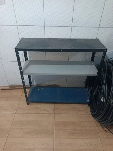 Estante de ferro pequena