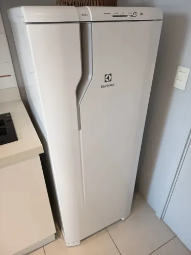 Geladeira Electrolux cycle defrost 240L