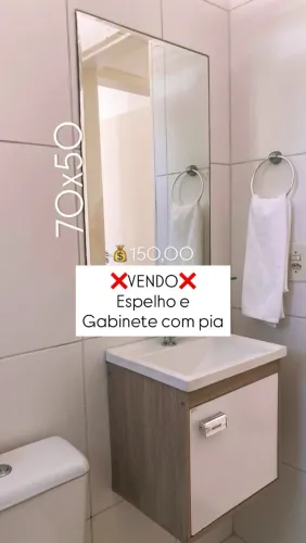 Espelho e gabinete de banheiro
